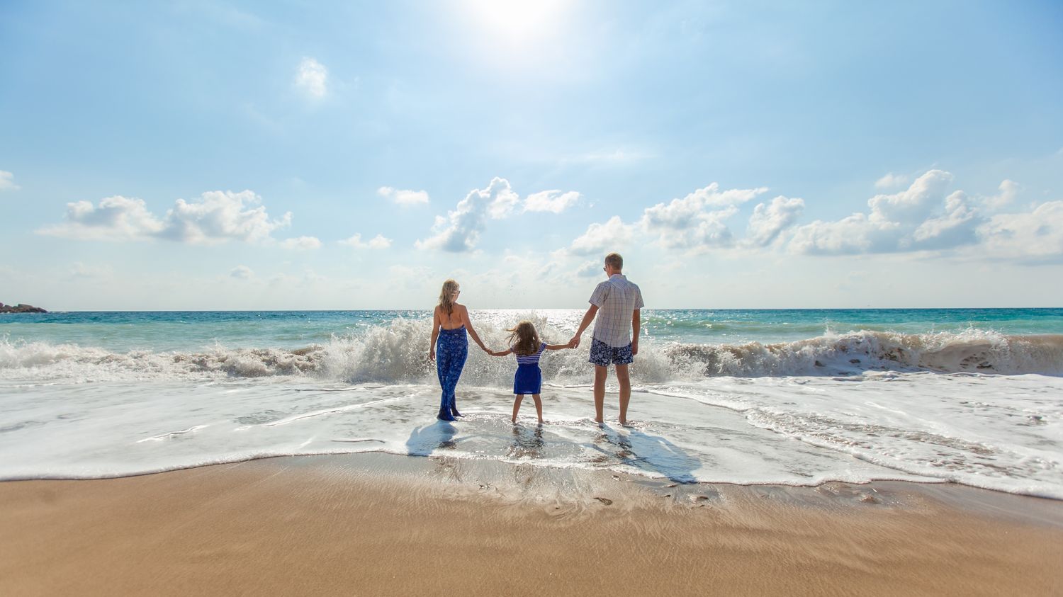 Le label Famille Plus - Le Label Famille Plus est un label de qualité attribué aux communes touristiques qui se mobilisent pour améliorer l'accueil des familles et des enfants. Il permet d'identifier les prestataires qui s'engagent aux côtés des communes labellisées et qui proposent des services adaptés aux familles.